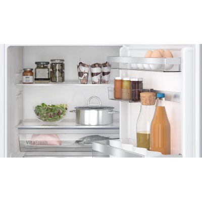 Bosch - KUR21ADE0 - Serie 6, Inbyggnadskylskåp, 82 x 59.8 cm, Platta gångjärn med mjukstängning